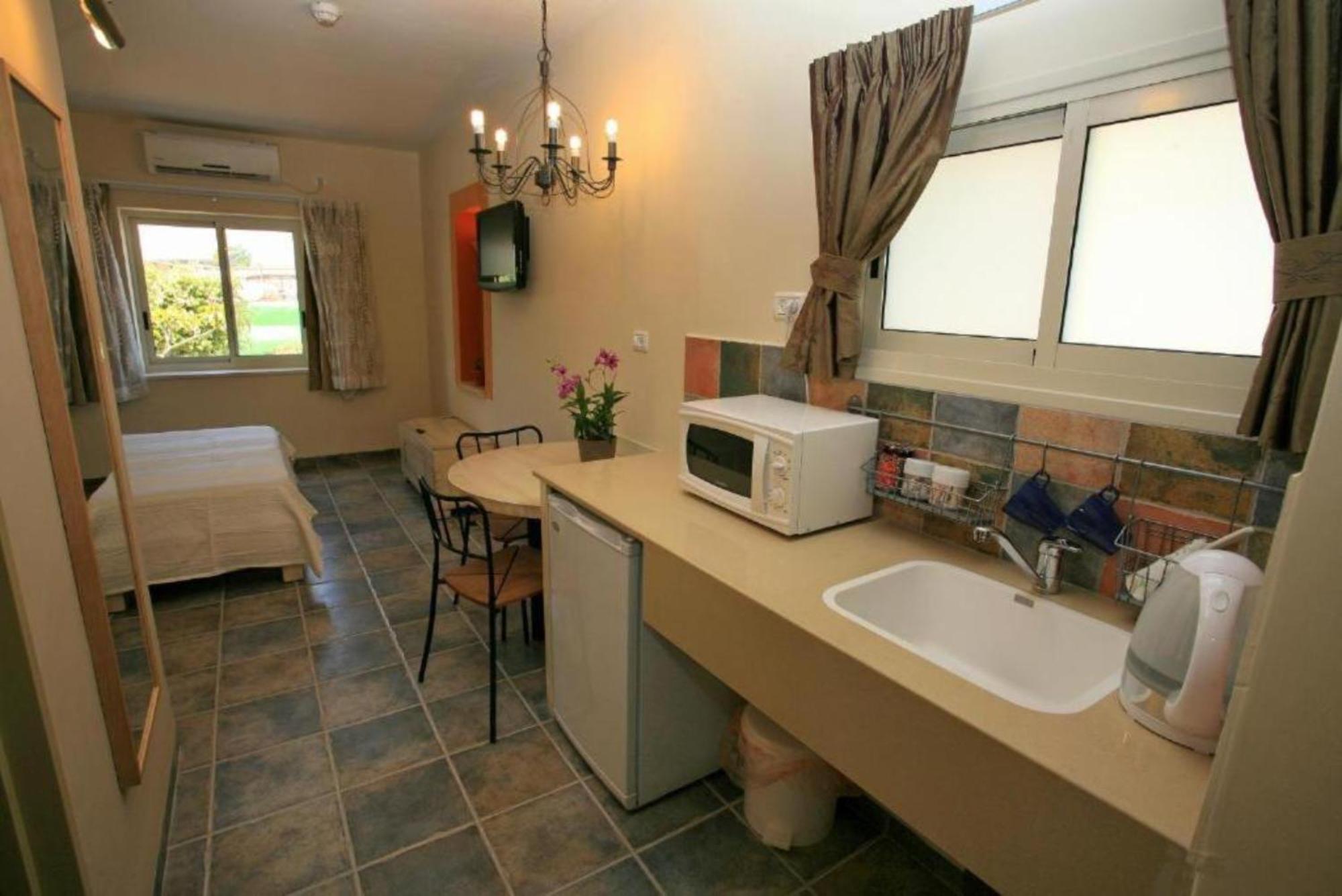 Shaar Hagolan Kibbutz Country Lodging Экстерьер фото