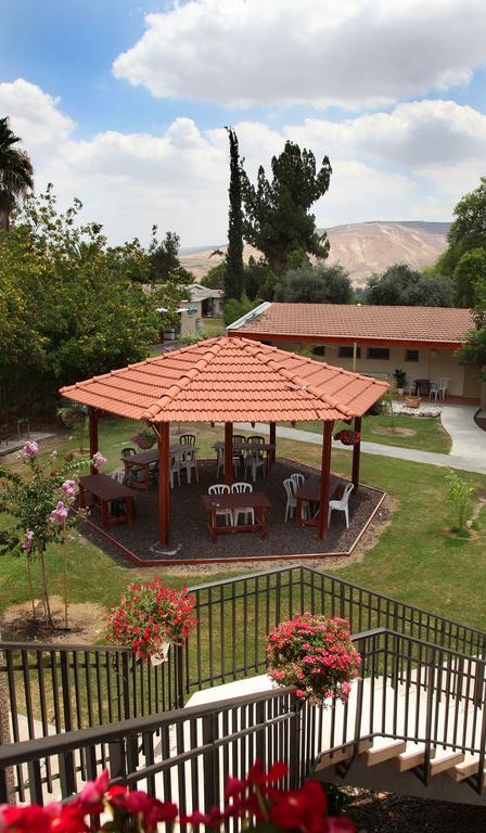 Shaar Hagolan Kibbutz Country Lodging Экстерьер фото